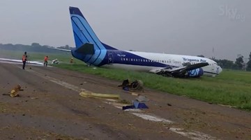 Khoảnh khắc Boeing 737 của Indonesia 'mài bụng' trên đường băng