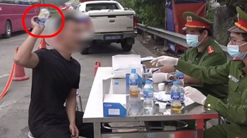 Tài xế dương tính với ma tuý, vứt mẫu thử, giật bằng lái