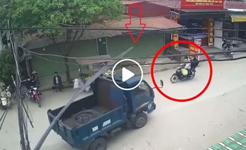 Nam thanh niên bị bó sắt trên xe tải đâm trúng, ngã văng xuống đường