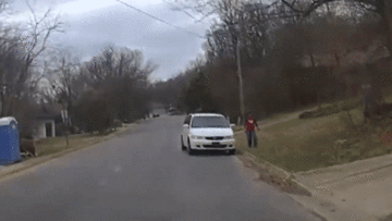 Xe tải bốc cháy ngùn ngụt lao qua đường