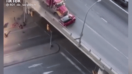 Ô tô bị xe tải ủn đi 500m, nữ tài xế thoát chết trong gang tấc