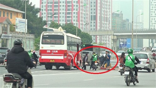 Tụ tập 'bắt khách' trên VĐ3, xe ôm bỏ chạy tán loạn khi công an xử phạt
