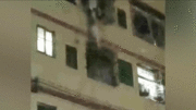 Thiếu nữ rơi từ tầng 3 chung cư, hàng xóm hô cứu