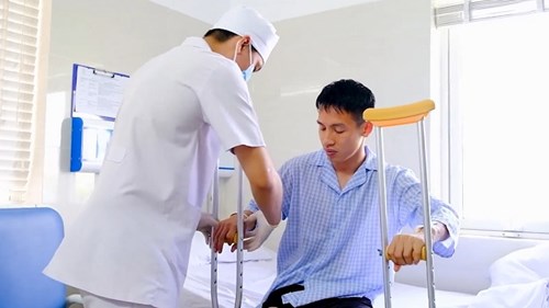 Vì sao CLB Hà Nội không đưa Đỗ Hùng Dũng ra nước ngoài điều trị?