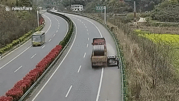 Cuộn thép nặng 29 tấn văng khỏi xe đầu kéo sau va chạm