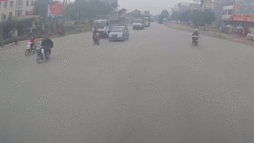 Sang đường như chốn không người, đôi nam nữ suýt mất mạng trước đầu ô tô