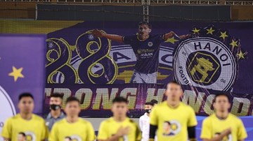 Đồng đội mặc áo in hình Hùng Dũng, CĐV hô tên khắp khán đài Hàng Đẫy