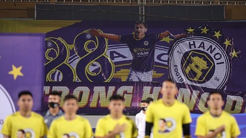 Đồng đội mặc áo in hình Hùng Dũng, CĐV hô tên khắp khán đài Hàng Đẫy