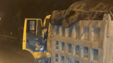 Cư dân mạng đề nghị treo bằng vĩnh viễn tài xế xe tải mở cửa ‘cho mát’