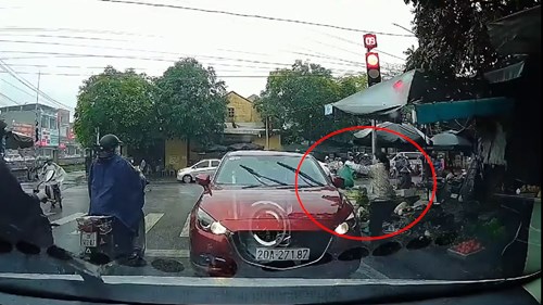 Nữ tài xế ô tô Mazda ngang nhiên dừng xe ngược chiều để mua rau