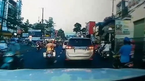 CSGT mở đường cho xe chở bệnh nhân cấp cứu bị kẹt trên quốc lộ
