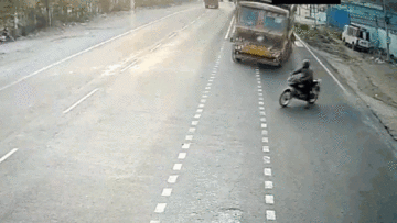 Khoảnh khắc xe máy sang đường ẩu khiến 2 xe tải đấu đầu trực diện