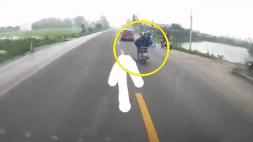 Tài xế đánh lái xuất thần, cứu mạng người đàn ông đi xe máy