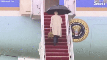 TT Biden lại suýt mất thăng bằng, té cầu thang