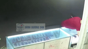 Tên trộm liều lĩnh 'cuỗm' chục chiếc điện thoại trong tích tắc