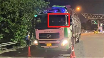 Tài xế xe quá tải 44% 'cò quay' hơn 1 giờ đồng hồ không chịu ký biên bản