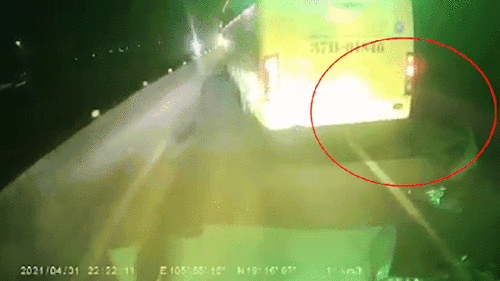 Chạy xe máy tốc độ cao,  2 thanh niên lao thẳng vào đuôi xe khách