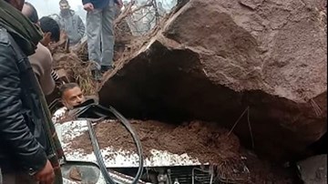 Bị tảng đá khổng lồ đè nát ô tô, tài xế thoát chết thần kỳ