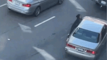 Hành động bất ngờ của cô gái sau khi bị cướp giật túi