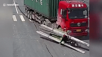 Lái xe ba gác bị bó thép đè ngang cổ sau va chạm với xe tải