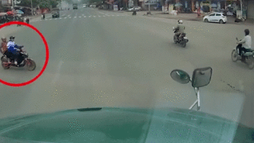 Khoảnh khắc nam sinh chở bà vượt đèn đỏ bị xe tải tông văng xa