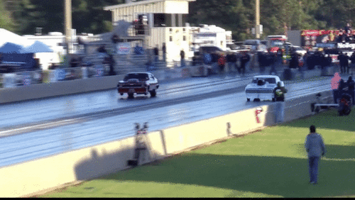 Khoảnh khắc ôtô bị gió thổi bay lên không trung tại trường đua