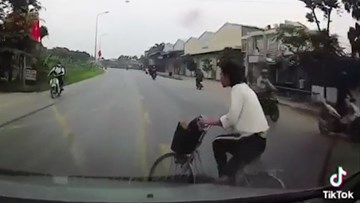 Sang đường ẩu người phụ nữ đi xe đạp bị xe ô tô húc bay