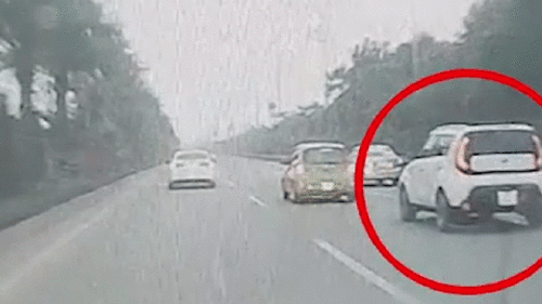 Tông lật xe Kia Morning, tài xế lái Kia Soul bỏ chạy