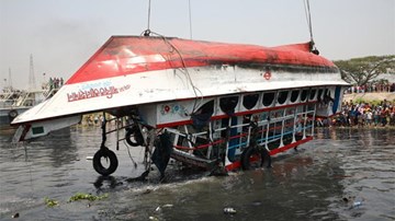 Trục vớt thi thể hàng chục người thiệt mạng vụ lật thuyền ở Bangladesh