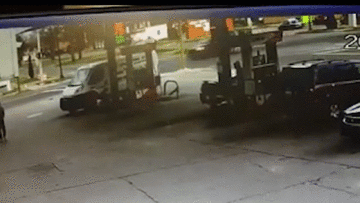 Xe cứu hỏa bị xe con tông ngang sườn, lao thẳng vào trạm xăng