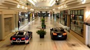 Xem Bugatti đua tốc độ với Nissan GT-R ngay trong trung tâm thương mại