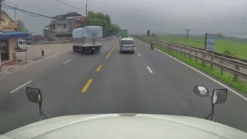 Va chạm với xe tải, người đàn ông lao thẳng vào đầu xe container