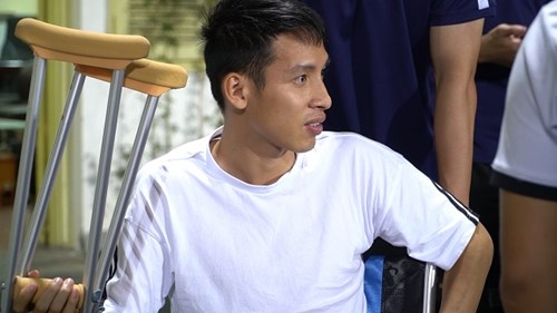 Đỗ Hùng Dũng ngồi xe lăn ra cổ vũ, Hà Nội lại 'thua đau' trước Viettel