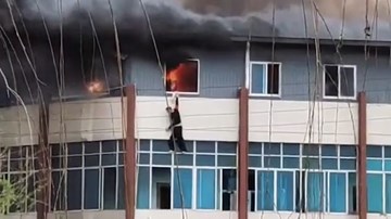 Người đàn ông nhảy từ cửa sổ tầng 3 để thoát khỏi căn hộ bị cháy
