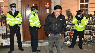 Đại sứ Myanmar tại Anh bị nhốt ngoài ĐSQ, cáo buộc cấp dưới chiếm quyền