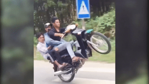Công an Phú Thọ triệu tập nhóm 'quái xế' bốc đầu xe đăng mạng xã hội