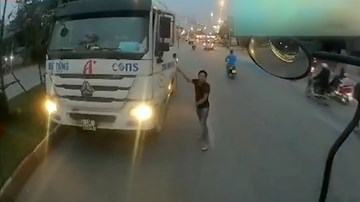 Xe bồn đi ngược chiều còn thách tài xế xe tải “chơi kiểu gì cũng chiều”
