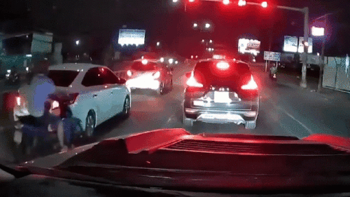Húc đuôi ô tô dừng đèn đỏ, thanh niên ngã lộn vòng trên không