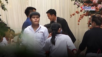 Clip hiếm hoi về đám hỏi 'chật kín vệ sĩ' của Xuân Trường - Nhuệ Giang