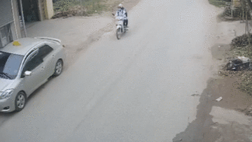 Tài xế taxi vô tư mở cửa ô tô khiến 2 nữ sinh suýt mất mạng