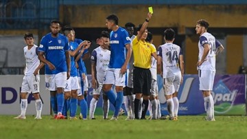 Sau lùm xùm nợ lương, cầu thủ Than Quảng Ninh 'buông xuôi' trước Hà Nội?