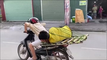 Chồng say xỉn, vợ tới đón về theo cách đặc biệt gây sốt mạng xã hội