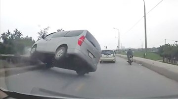 Cố vượt, xe 16 chỗ lật nghiêng giữa đường