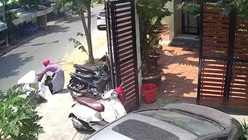 Đỗ xe máy chắn cửa và hành động của cô chủ gây tranh cãi