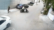 Khoảnh khắc ô tô tông văng xe máy để trả đũa sau va chạm