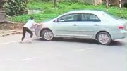 Nữ sinh liều mình chặn đầu ô tô ngăn cản người đàn ông cướp 2 két bia
