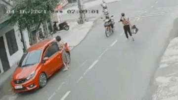 Nữ tài xế lùi thẳng xe vào nhà dân vì nhầm chân ga