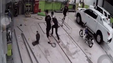 Trâu ‘điên’ rượt đuổi nhiều người tại gara ô tô