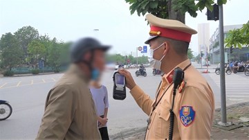 Uống vài lon bia khi đi họp lớp, đôi bạn vi phạm nồng độ cồn 'kịch khung'