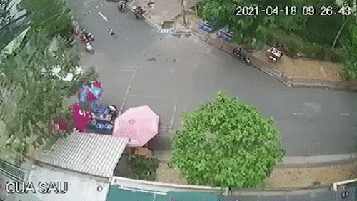 Khoảnh khắc nữ tài xế lái ô tô đâm trúng 2 mẹ con ở chung cư